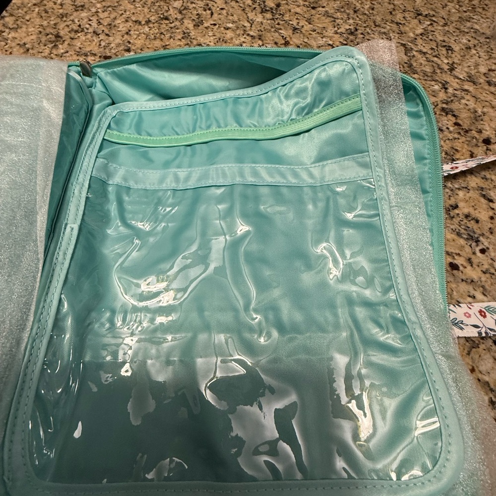 New travel bag with 22 different compartments - Picture 15 of 15